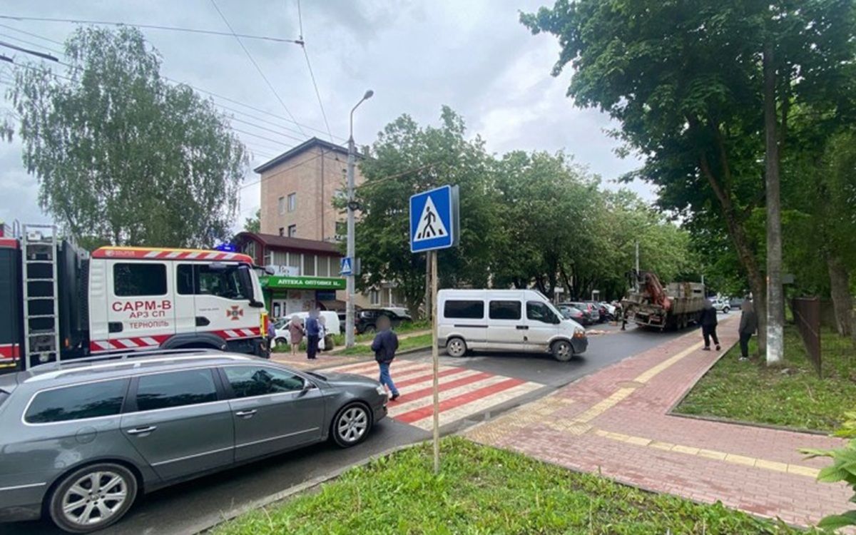 У Тернополі біля міської лікарні вантажівка на смерть збила жінку