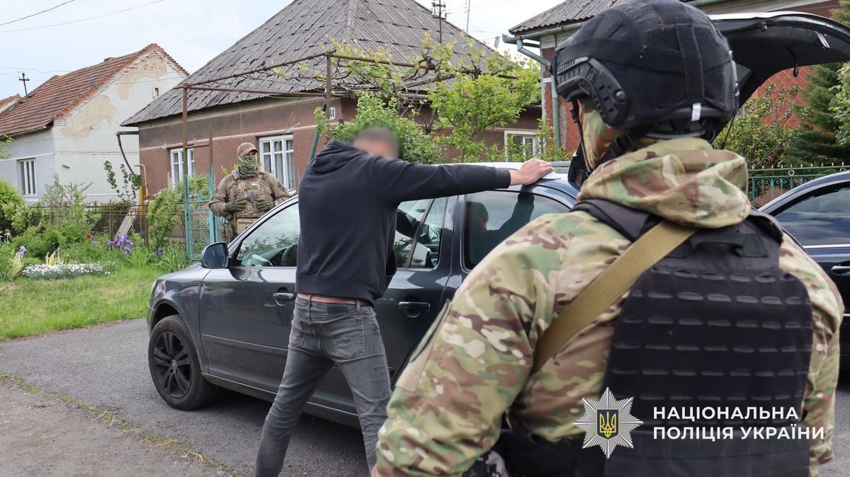 На Закарпатті викрили злочинну групу, яка з БпЛА та радіостанціями масово переправляла ухилянтів