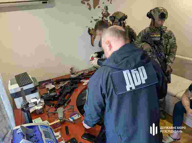 На Хмельниччині правоохоронець з Покровська перепродавав трофейну зброю 