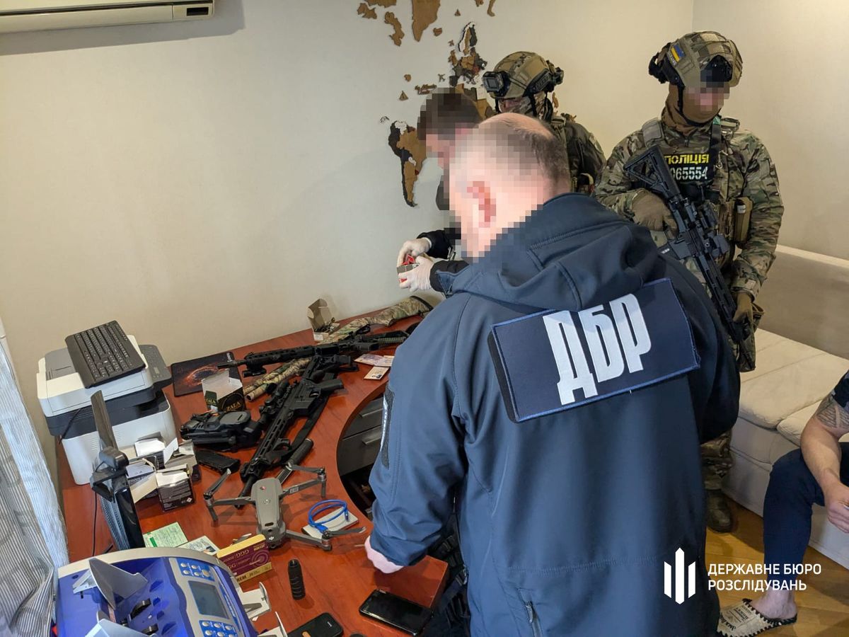 На Хмельниччині правоохоронець з Покровська перепродавав трофейну зброю 