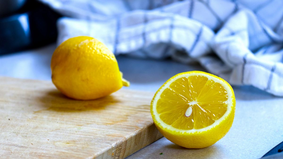 Замість блиску – плями й корозія: які поверхні не можна чистити лимонною кислотою 
