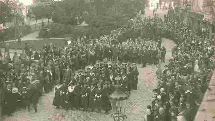 Готельний гробівець і чужа вишиванка: як ховали Івана Франка