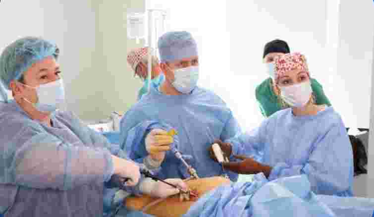 Рівненські лікарі успішно прооперували пацієнтку з двома злоякісними пухлинами