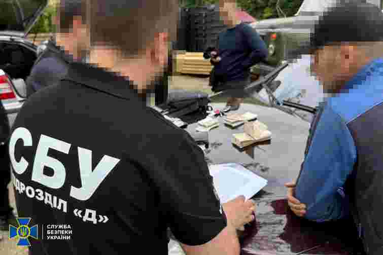 На Закарпатті на хабарі за виділення землі затримали голову селищної ради