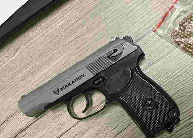 У Тернополі 16-річний юнак стріляв у дівчину з пневматичного пістолета через насмішки