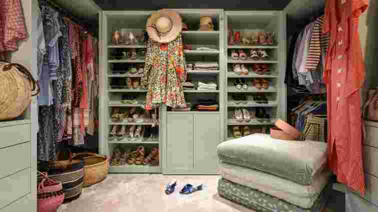 Квартира з гардеробом: як зручно облаштувати кімнату для одягу