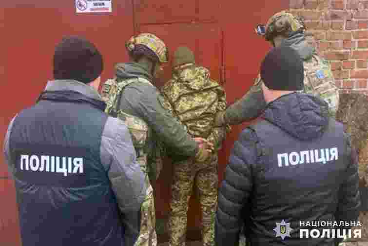 Військовий з Хмельниччини відбувся штрафом за оформлення відстрочок ухилянтам