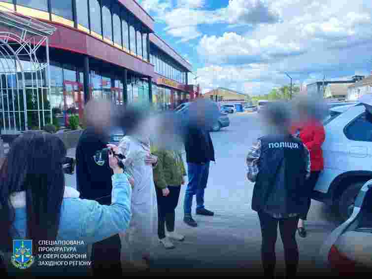 На Хмельниччині викрили схему виїзду чоловіків за кордон під виглядом супровідників