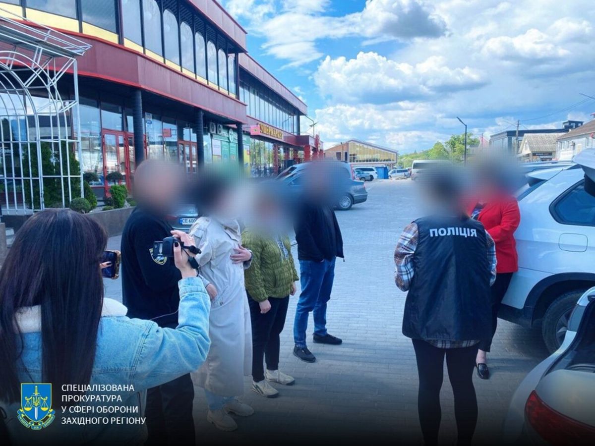 На Хмельниччині викрили схему виїзду чоловіків за кордон під виглядом супровідників