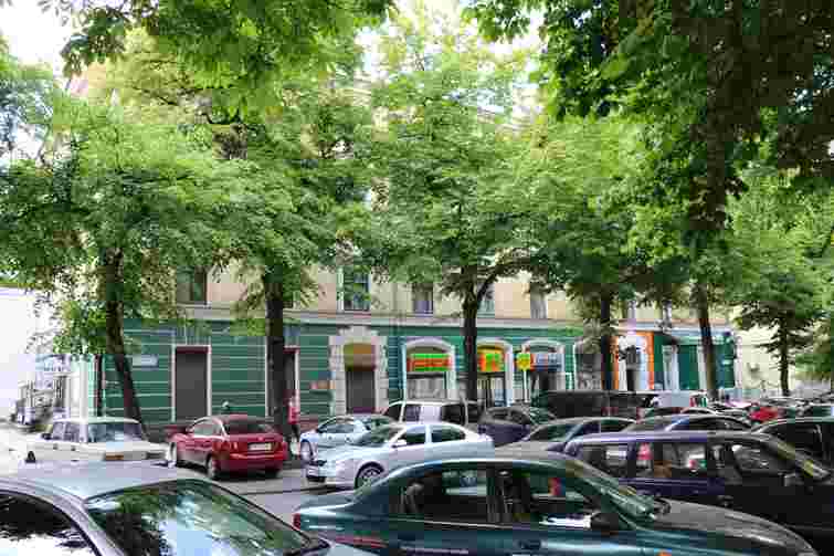 У центрі Тернополя з’явиться ще один платний паркувальний майданчик