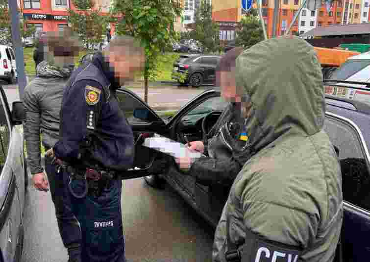 Поліцейський з Рівненщини вимагав хабарі у військовозобовʼязаних у розшуку