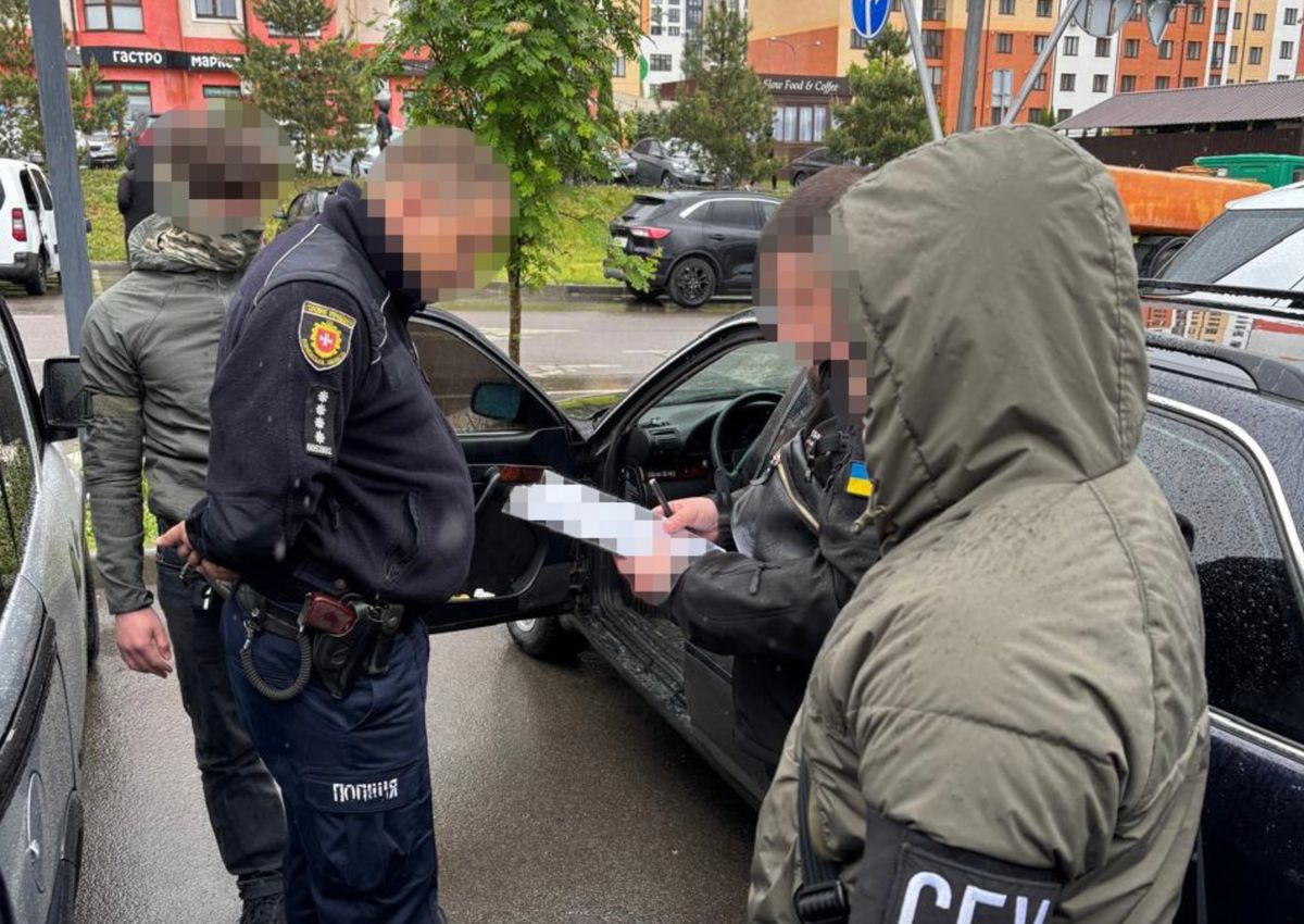 Поліцейський з Рівненщини вимагав хабарі у військовозобовʼязаних у розшуку