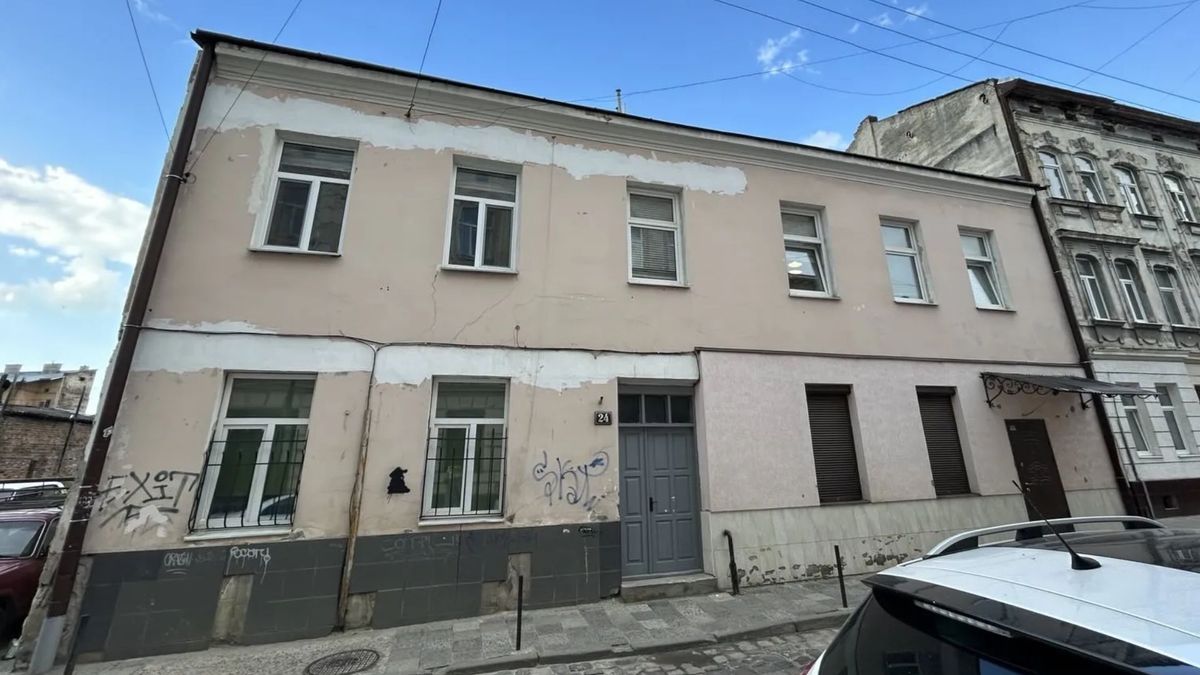 Львівський юрист оформив на своїх родичів низку соціальних квартир