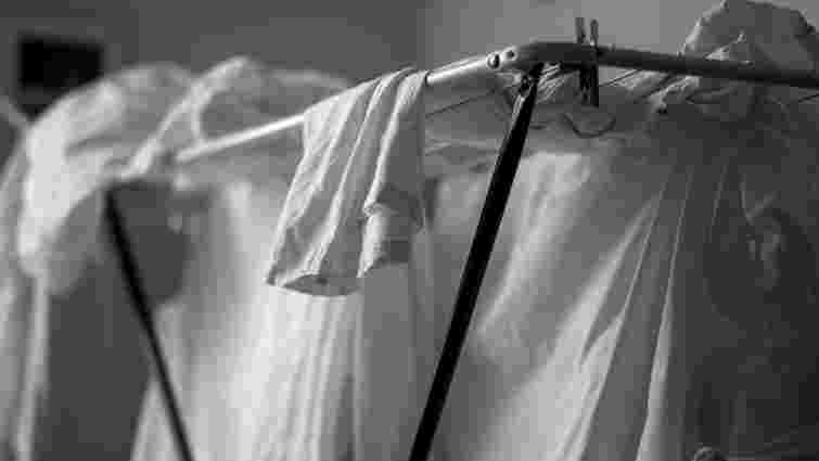 Повернете білосніжність: як вивести жовті плями від поту на білому одязі 