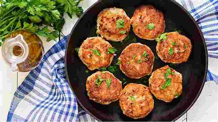 Курячі котлети з помідорами та сиром. Рецепт дня 
