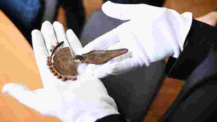 Унікальні 1600-річні срібні прикраси врятували від незаконного продажу