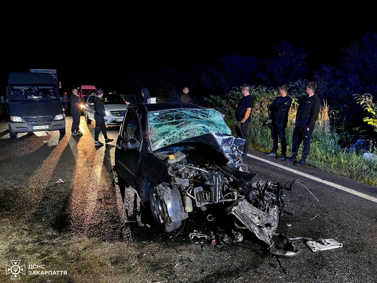 Внаслідок важкої аварії на Закарпатті госпіталізували чотирьох людей