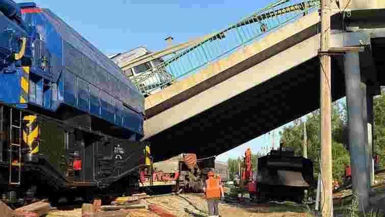 У Брянській області міст після підриву впав на потяг, є загиблі та багато постраждалих