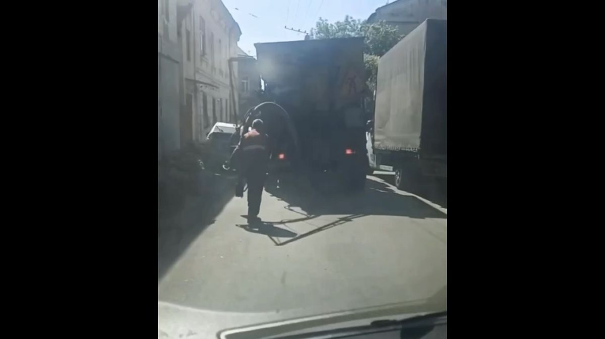 У Львові звільнили комунальника, який п'яним проводив ямковий ремонт