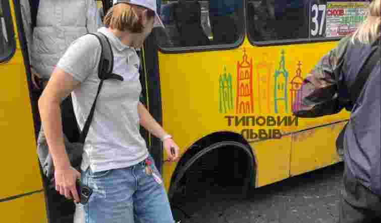 У центрі Львова в маршрутки з пасажирами на ходу відлетіло колесо