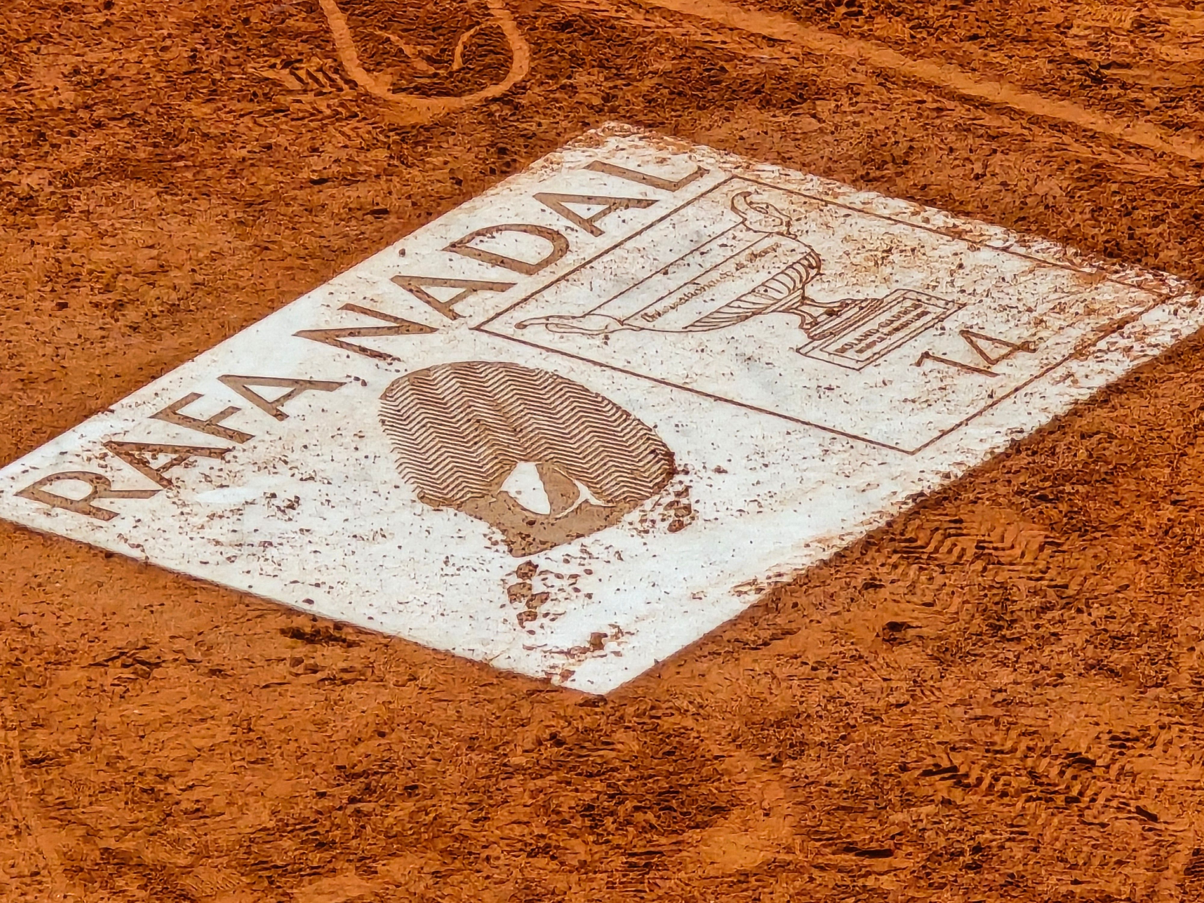 Памʼятна табличка на честь 14-разового чемпіона Ролан Гарроса Рафаеля Надаля на корті Філіппа Шатріє в Парижі