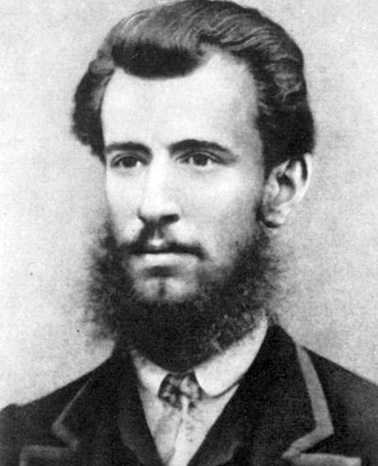 Панас Мирний рано почав працювати та майже 40 років присвятив чиновницькій службі