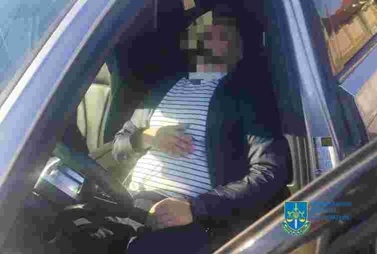 На Закарпатті затримали адміністратора сервісного центру МВС за хабар від учениці автошколи