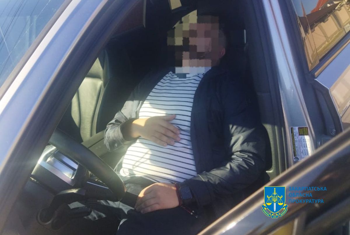 На Закарпатті затримали адміністратора сервісного центру МВС за хабар від учениці автошколи