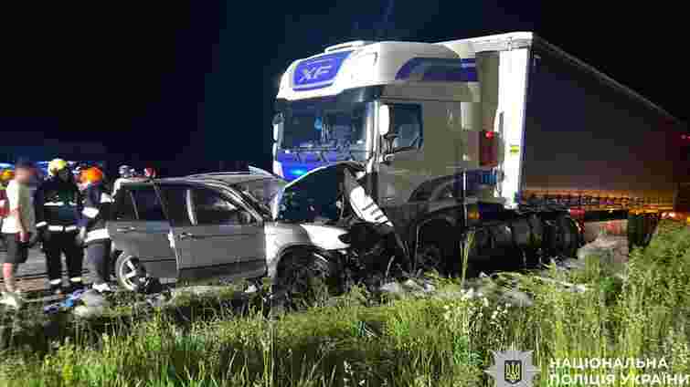 Водій BMW X5 потрапив у реанімацію через ДТП з вантажівкою біля Львова