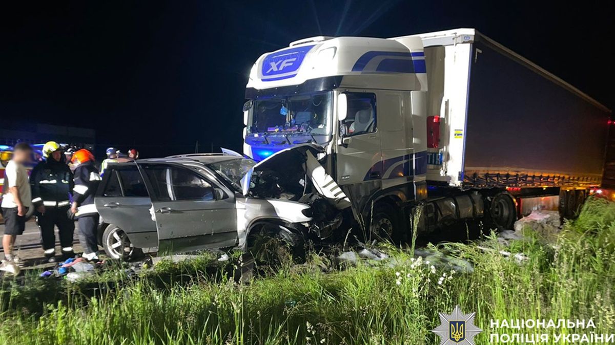 Водій BMW X5 потрапив у реанімацію через ДТП з вантажівкою біля Львова
