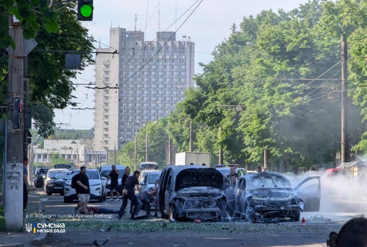 Росіяни вдарили по центру Сум, є загиблі та багато постраждалих