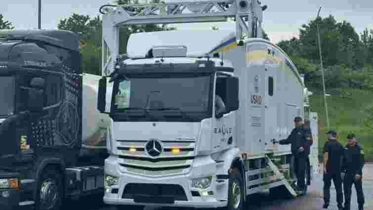 У пункті пропуску «Краковець – Корчова» для пошуку контрабанди встановили мобільний сканер