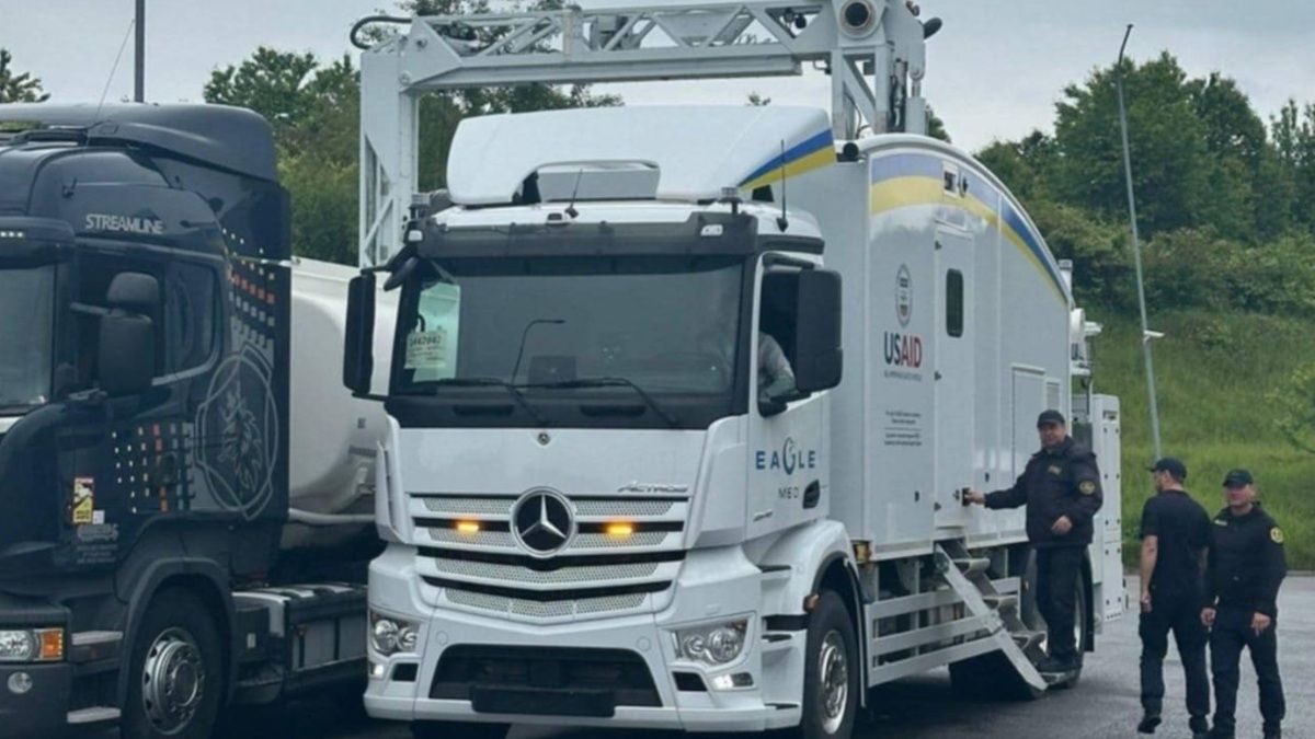 У пункті пропуску «Краковець – Корчова» для пошуку контрабанди встановили мобільний сканер