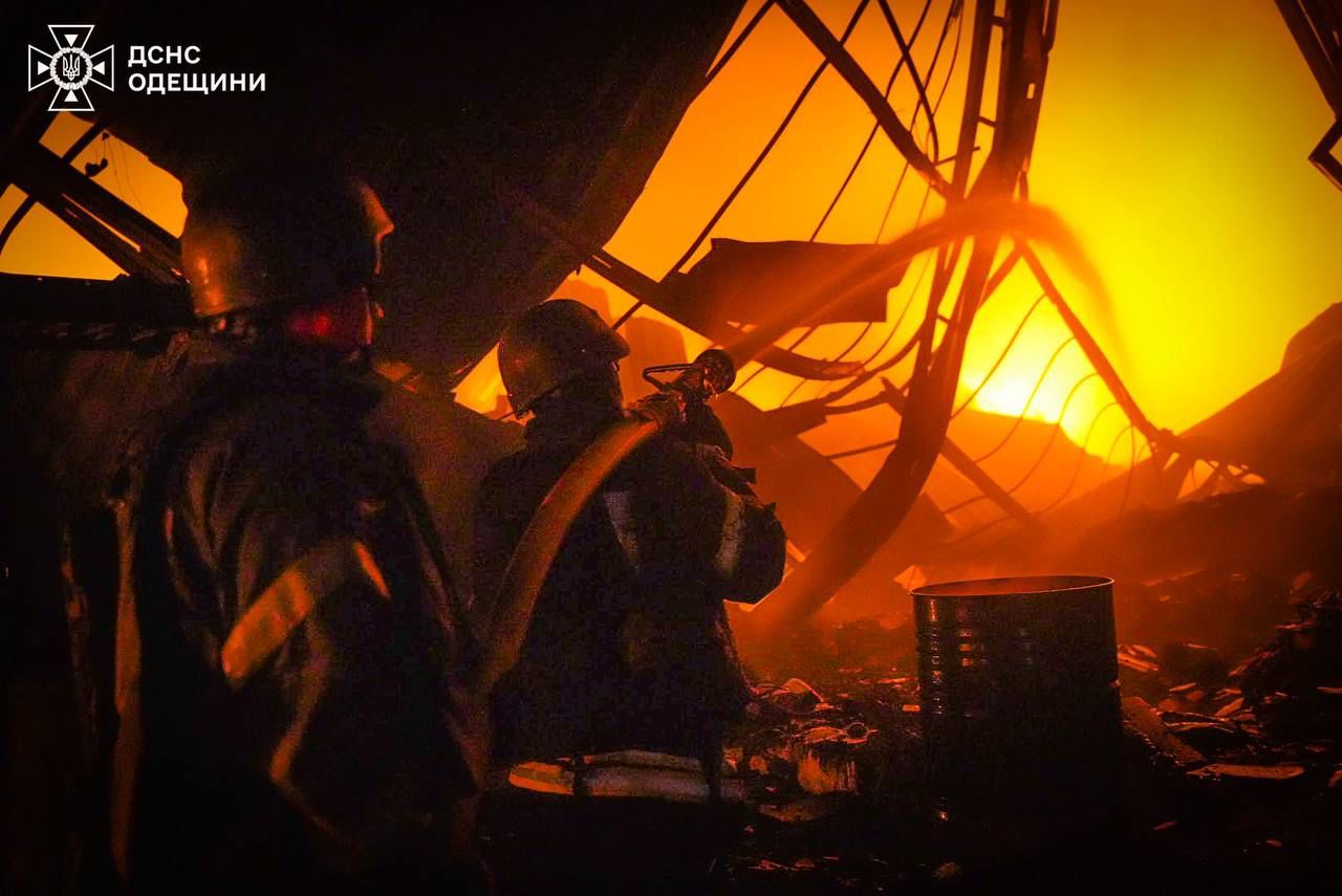 Фото ДСНС, пожежа в Одесі внаслідок російської атаки 4 червня