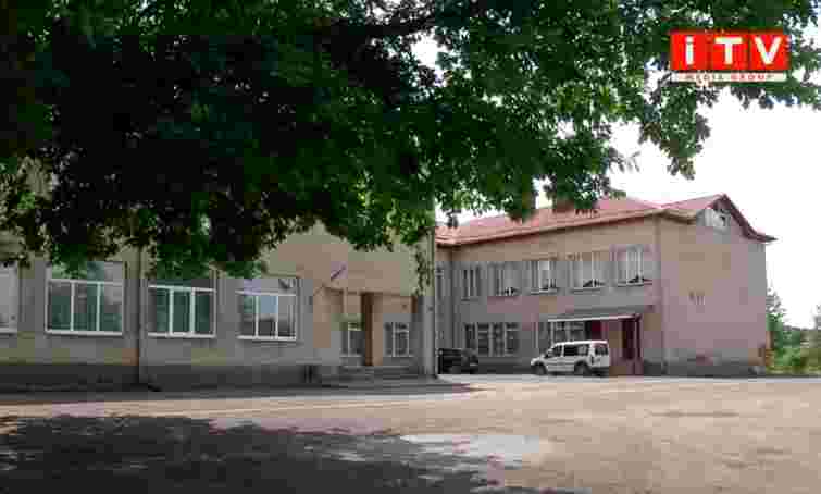 На Рівненщині між учителькою та шестикласницею виник конфлікт через телефон 