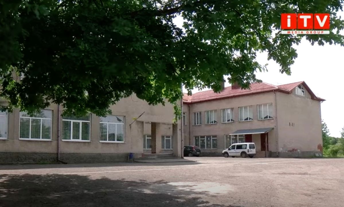 На Рівненщині між учителькою та шестикласницею виник конфлікт через телефон 