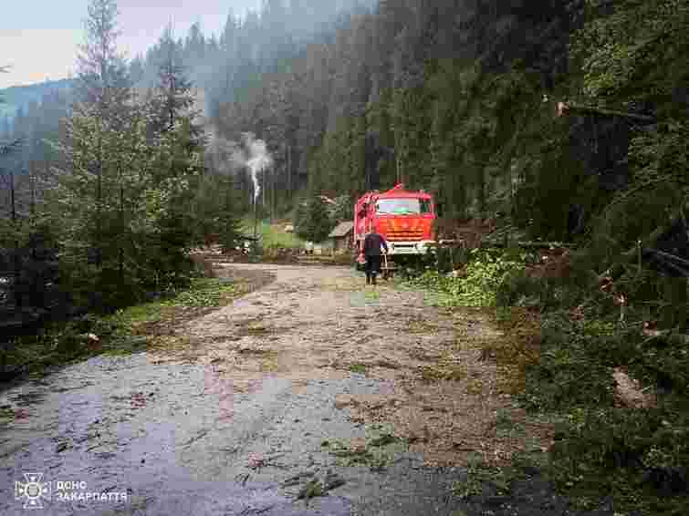 На Закарпатті внаслідок негоди пошкоджено покрівлі майже пів сотні будинків