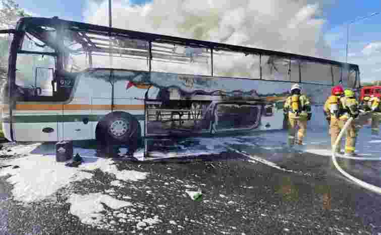 Дорогою з Польщі до Львова згорів рейсовий автобус українського перевізника