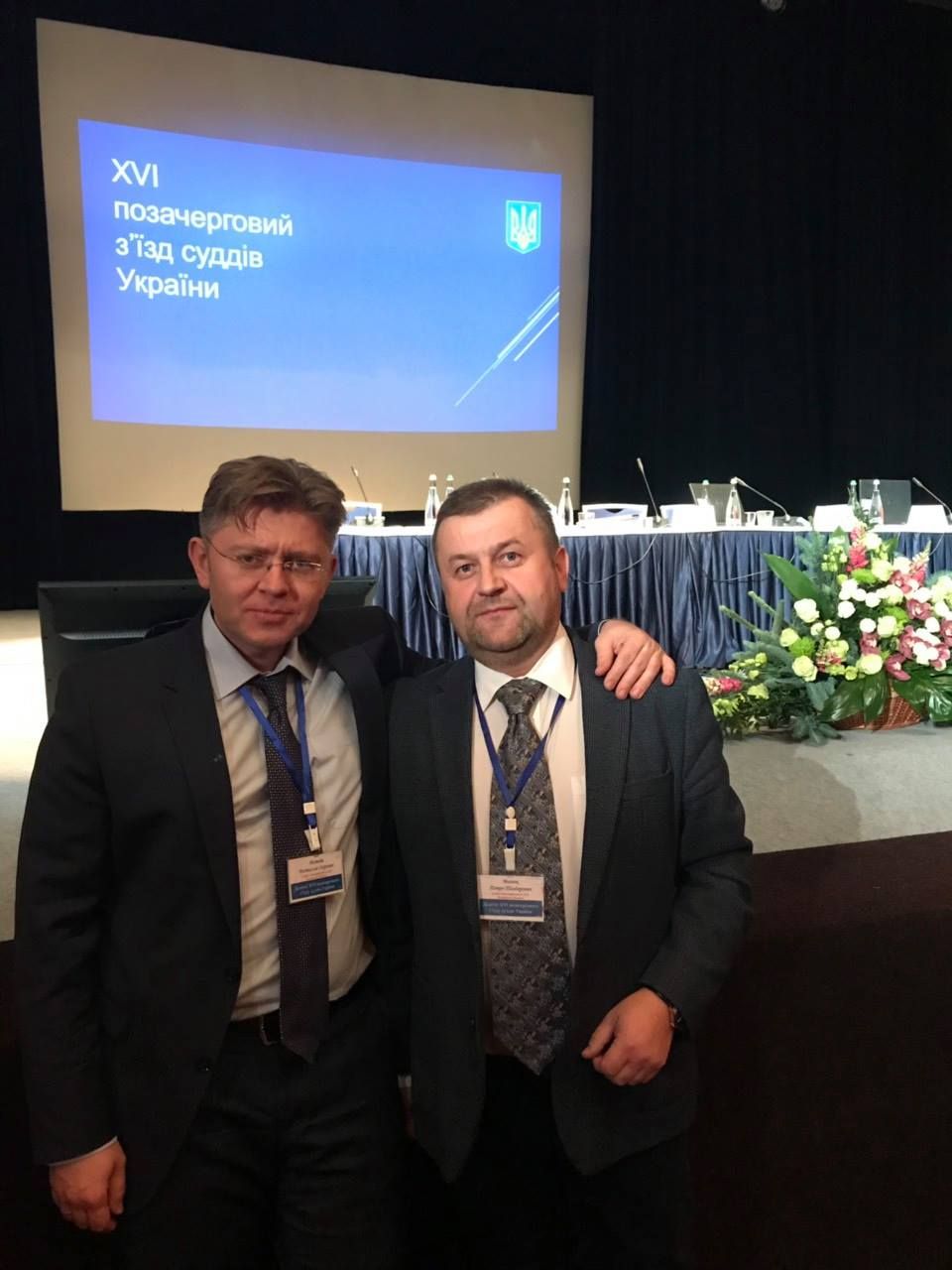 Ростислав Матвіїв зліва в окулярах