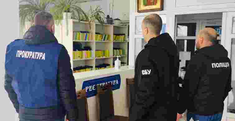 У Сторожинці група медиків підробляла документи ухилянтам для виїзду за кордон 