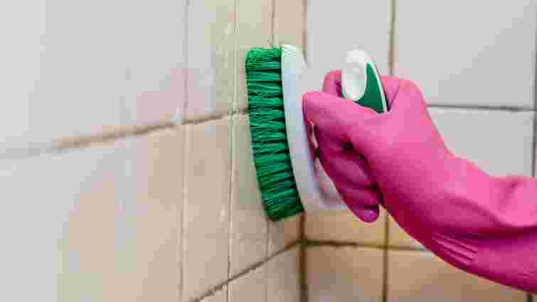 Як позбавитись від чорної плісняви на герметику у ванній: знадобиться всього 5 хвилин 
