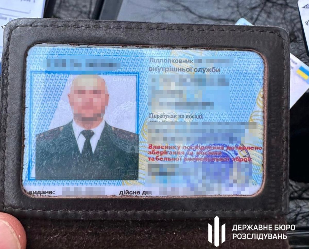Працівник Рівненського СІЗО постачав наркотики арештантці за інтимні фото