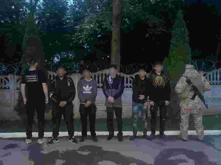 На Закарпатті затримали підлітка, який вів через кордон чотирьох ухилянтів