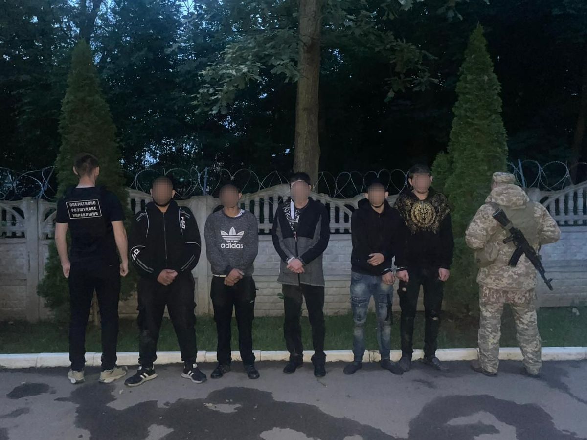 На Закарпатті затримали підлітка, який вів через кордон чотирьох ухилянтів
