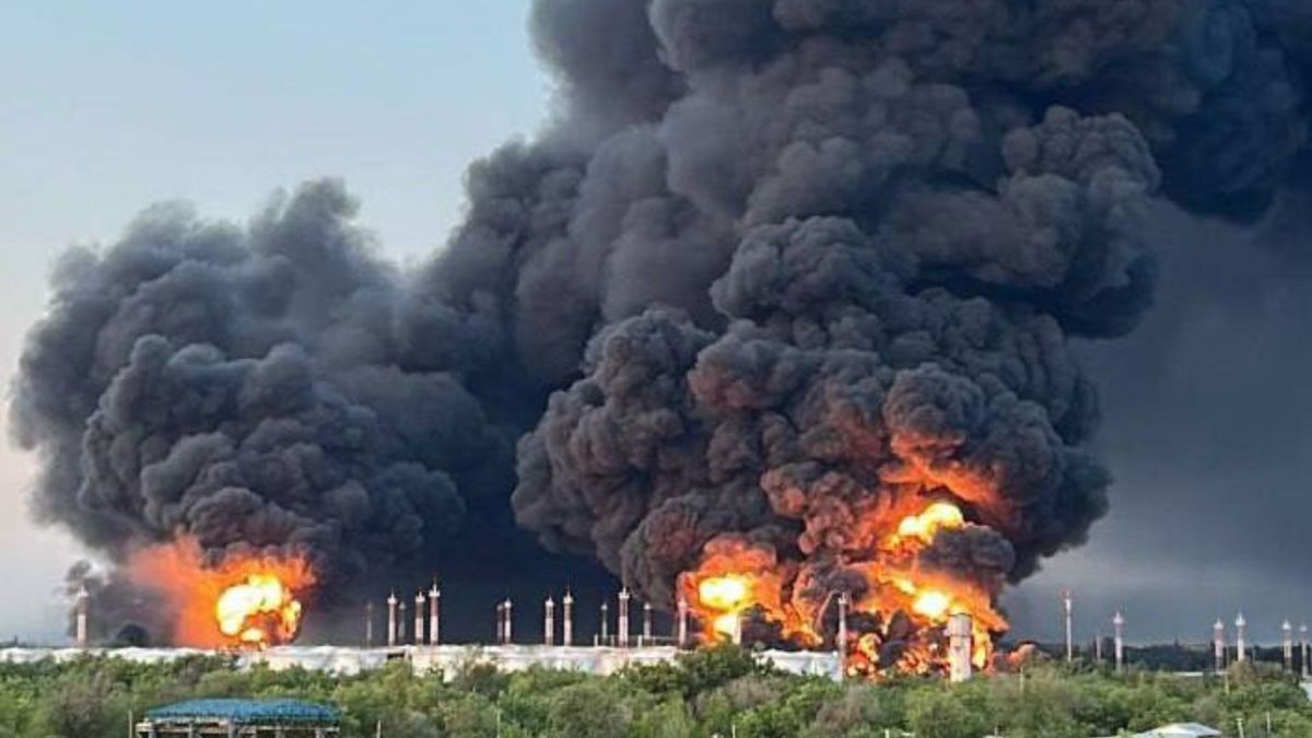 Українські дрони уразили низку аеродромів, НПЗ та логістичний пункт на території Росії