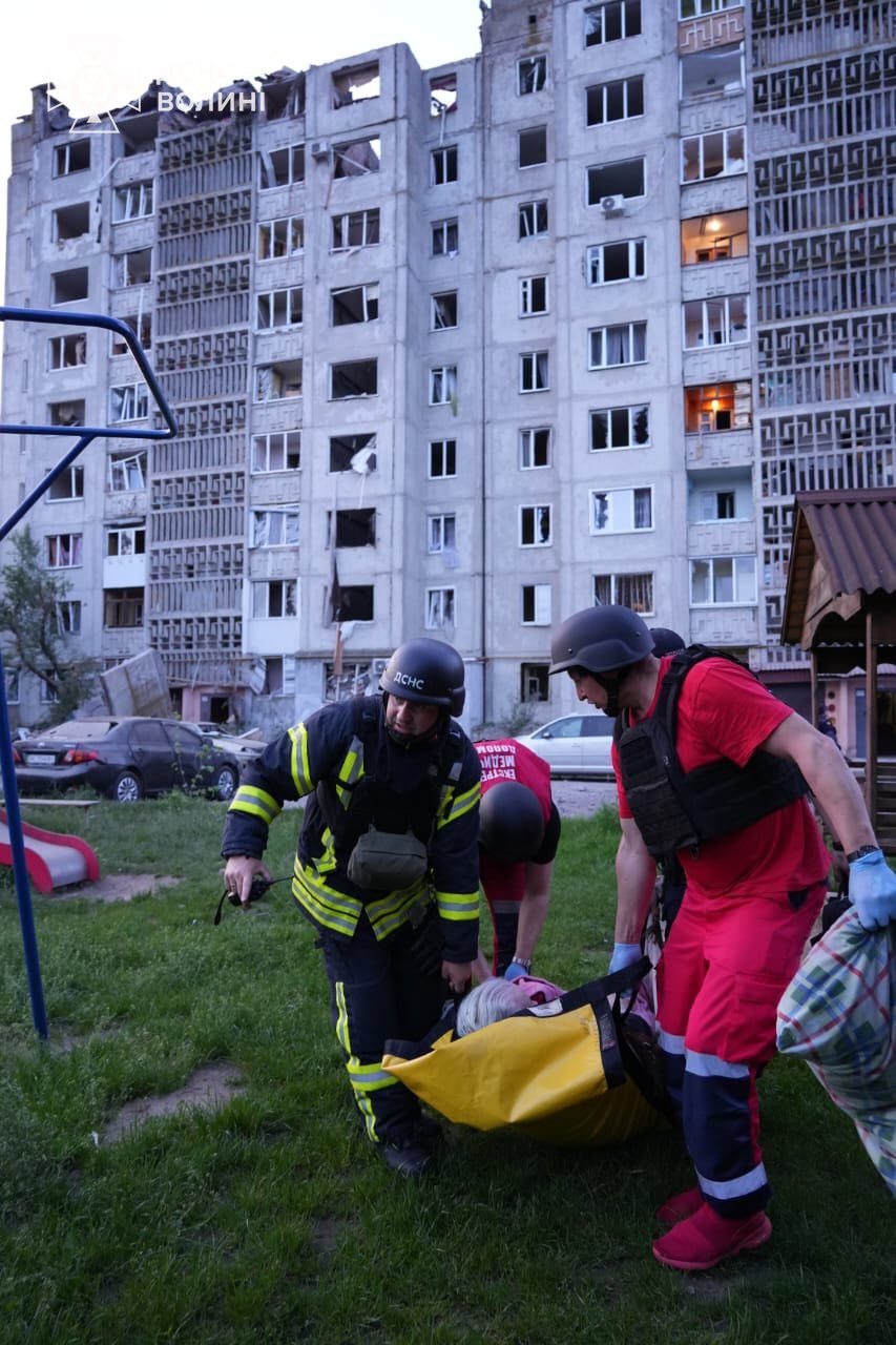 Рятувальники евакуювали з пошкодженої девʼятиповерхівки 5 людей (фото ДСНС)