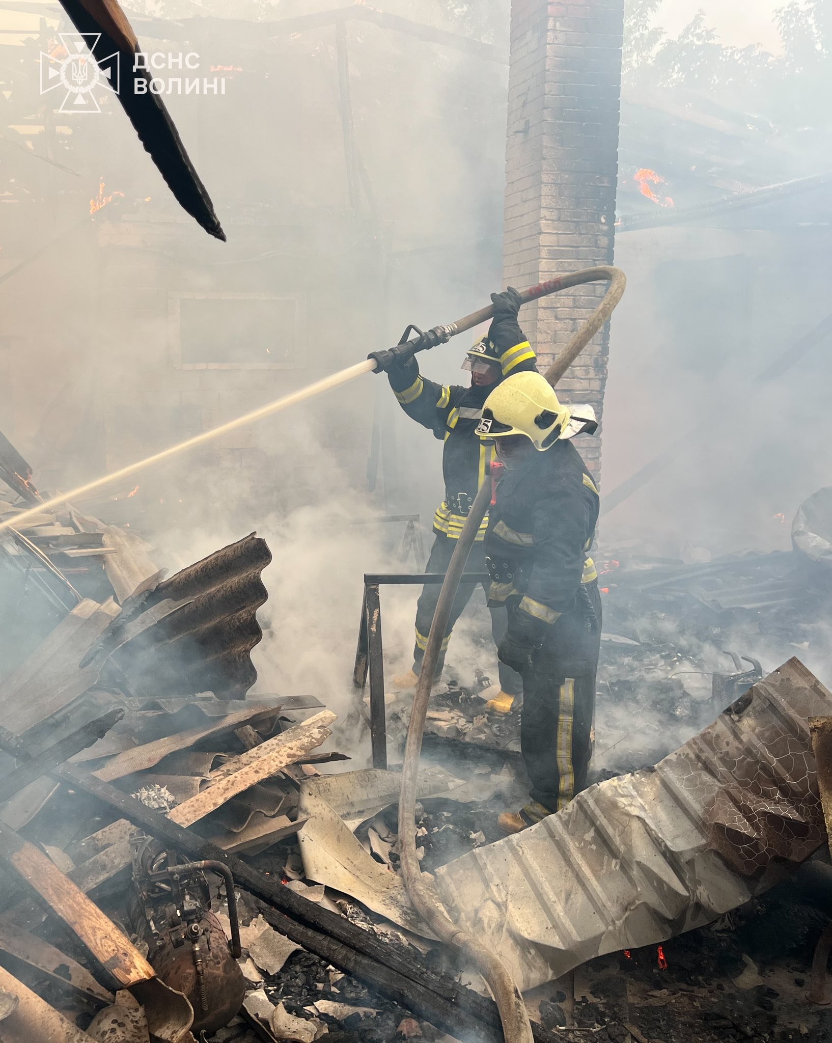 Рятувальники евакуювали з пошкодженої девʼятиповерхівки 5 людей (фото ДСНС)