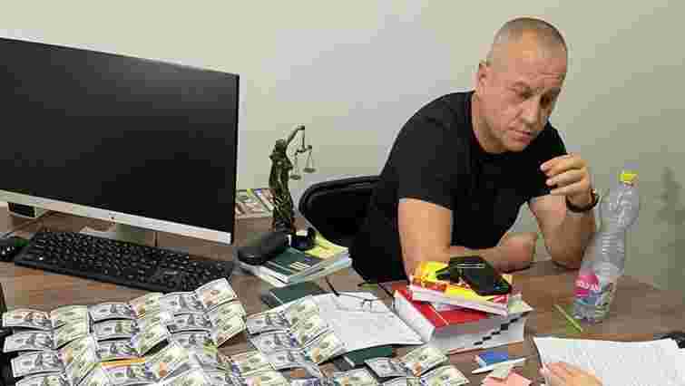 Кадровика Закарпатської обласної дитячої лікарні затримали на хабарі від ухилянтів