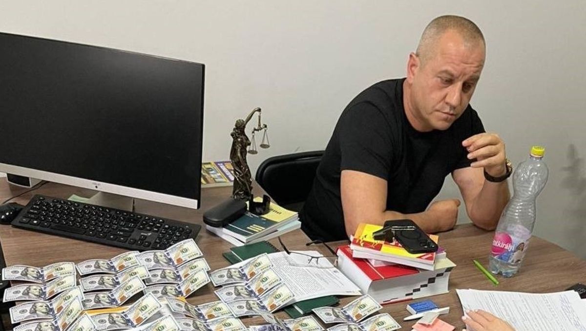 Кадровика Закарпатської обласної дитячої лікарні затримали на хабарі від ухилянтів