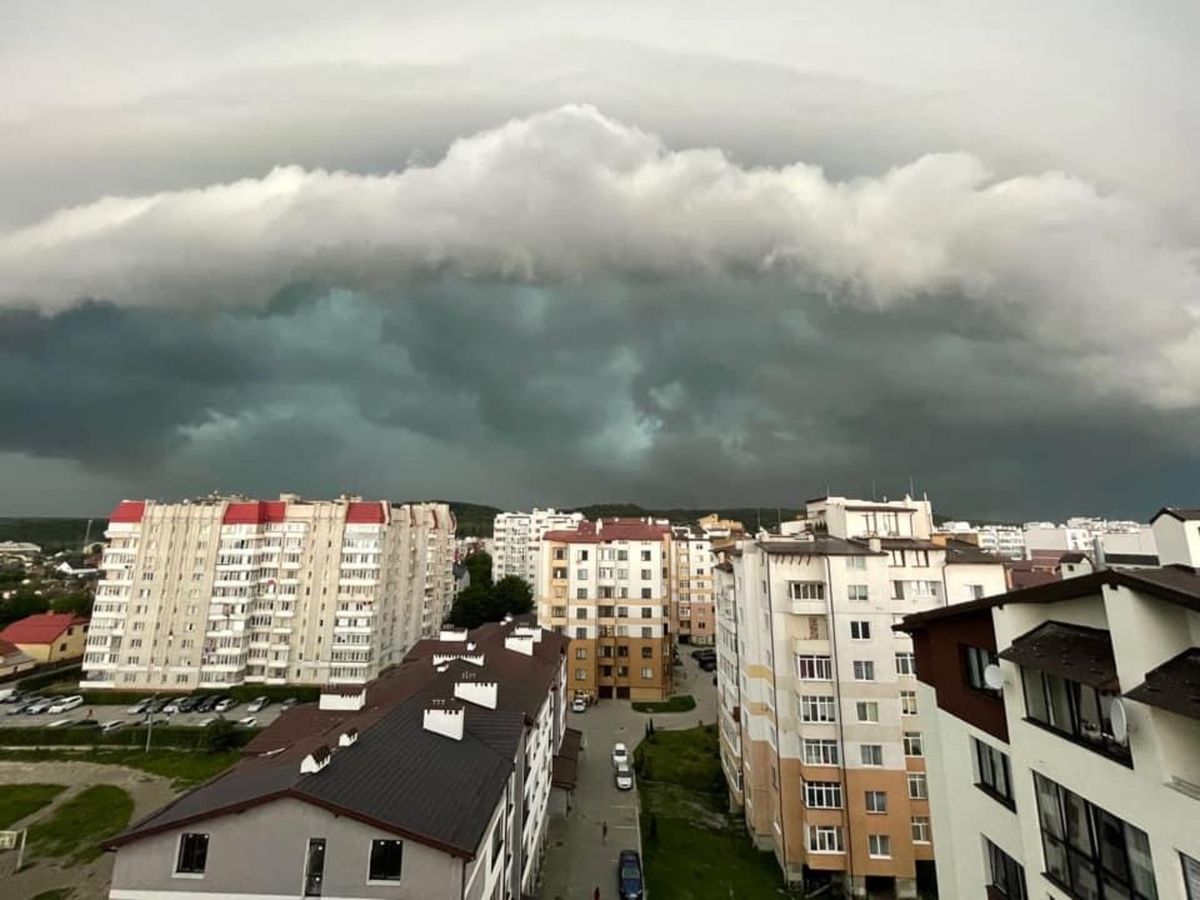 На вихідні синоптики оголосили на Львівщині шторомове попередження